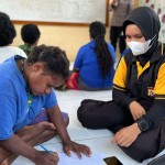 Polwan Polres Jayapura mengajar mama-mama Papua menbaca dan menulis. ANTARA/HO-Polres Jayapura.-1679017376