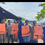 Satpolair Bangka Barat salurkan bantuan pelampung kelompok nelayan-1679557709