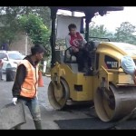 Sejumlah pekerja melakukan perbaikan jalan di Kabupaten Temanggung. ANTARA/Heru Suyitno-1679557313