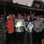 Sejumlah warga yang mengungsi dan Kapolres Lampung Barat (ANTARA/HO)-1678413303