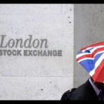 Seorang warga Inggris melintas di pintu masuk Bursa Efek London di London, Inggris. ANTARA/REUTERS/Peter Nicholls/am.-1679545542