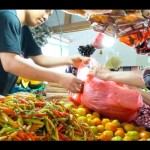 Seorang warga membeli cabai rawit di Pasar Sentral, Kota Gorontalo. ANTARA/HO-1679385160