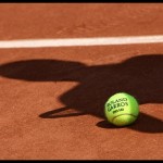 ilustrasi - Bola resmi turnamen tenis dengan bayang-bayang seorang pemain tenis diatas tanah. ANTARA/Shutterstock/pri.-1692935322