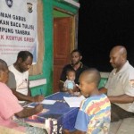 Bhabinkamtibmas kenalkan alfabet ke sembilan OAP berantas buta aksara-1700213471