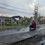 Pengendara motor melintas saat terjadi hujan di jalan raya Praya-Mataram, Nusa Tenggara Barat (NTB). ANTARA/Akhyar Rosidi-1700551217