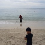 Warga berlibur di pantai Trikora, Kabupaten Bintan, Kepri. (Ogen)-1700477518