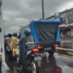 Pengendara motor saat melintas ketika terjadi hujan di jalan raya Kota Mataram, Nusa Tenggara Barat (ANTARA/Akhyar Rosidi)-1702018753