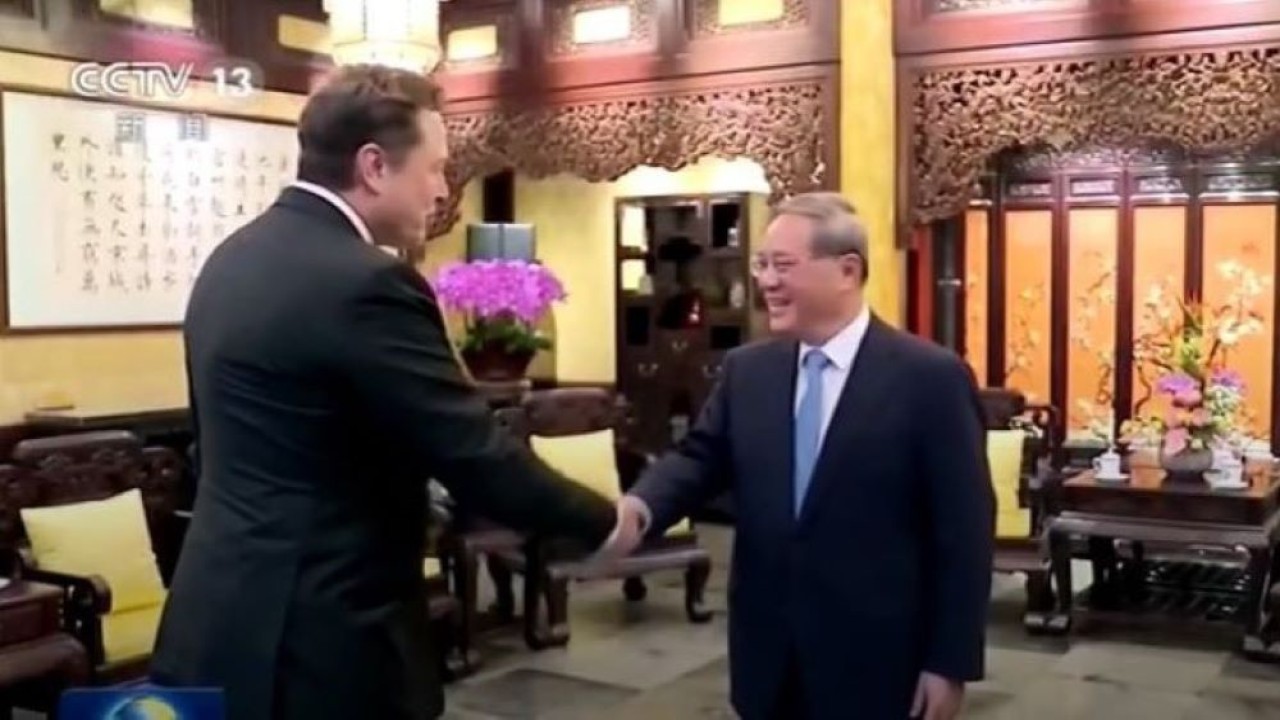 CEO Tesla Elon Musk bertemu dengan Perdana Menteri (PM) Li Qiang di Beijing. China, pada Minggu (Foto: Tangkapan layar tayangan Reuters)