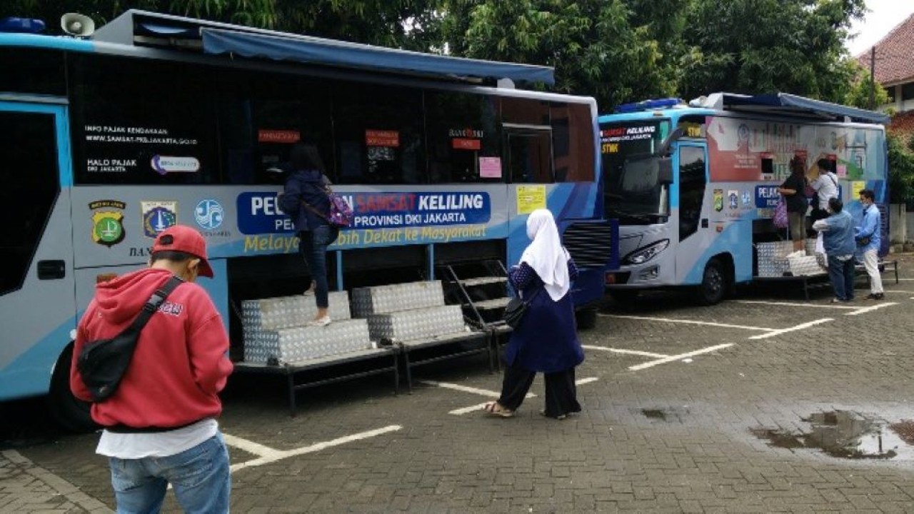 Ditlantas Polda Metro Jaya menyediakan layanan Samsat keliling untuk warga yang akan melakukan pembayaran pajak kendaraan bermotor. (Foto: Istimewa)