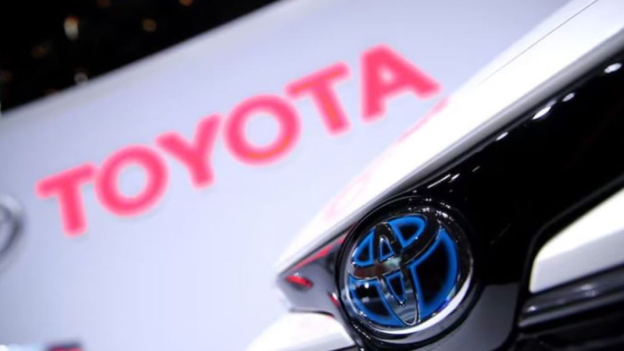 Logo Toyota terlihat pada model Corolla di Geneva International Motor Show ke-89 di Jenewa, Swiss, 5 Maret 2019. (Foto: Dok/Denis Balibouse/Reuters)