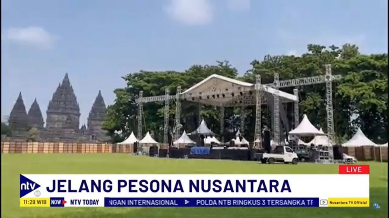 Panggung utama konser musik Rhapsody Nusantara di sekitar Candi Prambanan sudah hampir rampung.