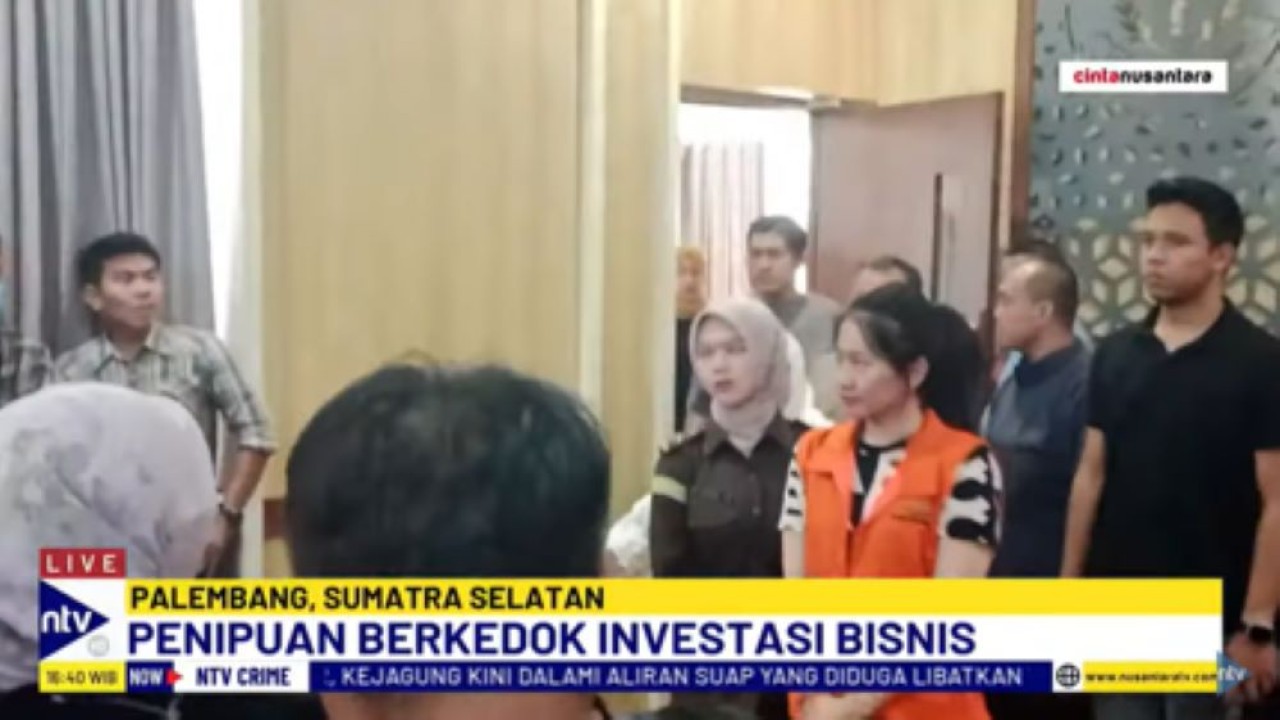 Selebgram Alnaura Karima memakai rompi oranye saat digiring petugas ke pressconference