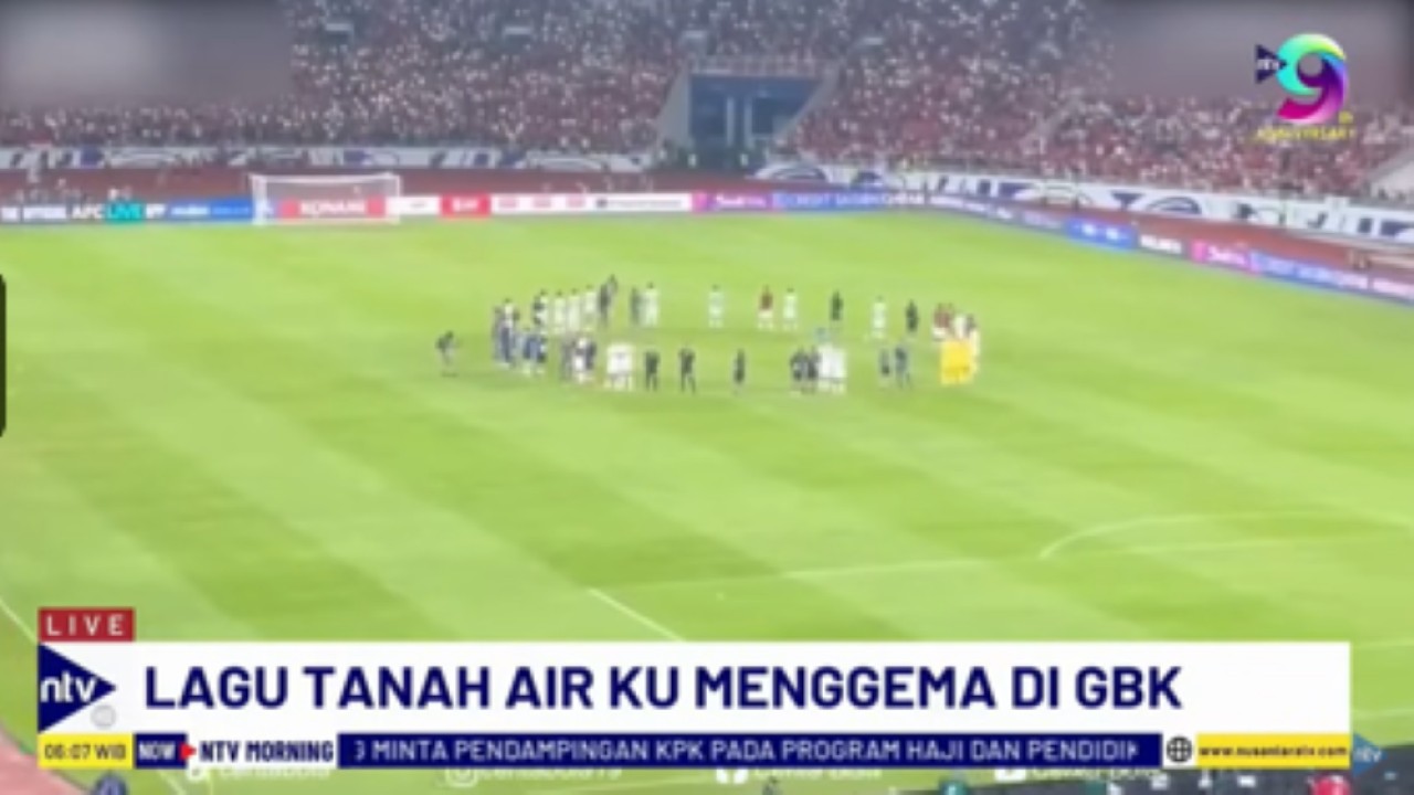 Seluruh pemain, pelatih dan ofisial timnas Indonesia berkumpul membentuk lingkaran saat puluhan ribu suporter menyanyikan lagu Tanah Airku di Stadion GBK