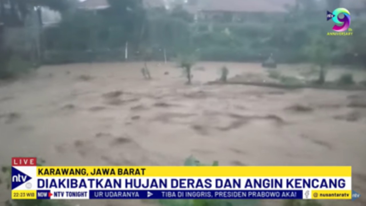 Banjir bandang dahsyat menerjang Karawang puluhan rumah hancur dan beberapa warung hanyut terbawa air