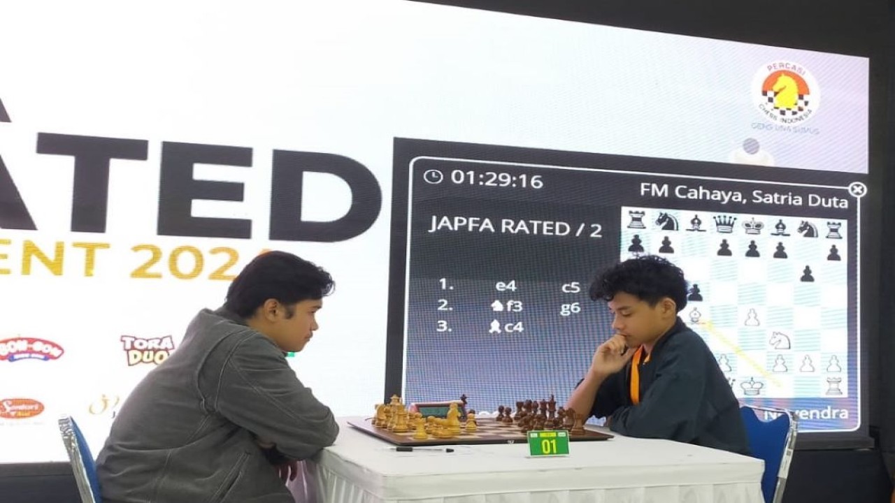 GM Novendra Priasmoro (kiri) saat berhadapan dengan FM Satria Duta Cahaya di babak ketiga Japfa Fide Rated Chess Tournament 2024