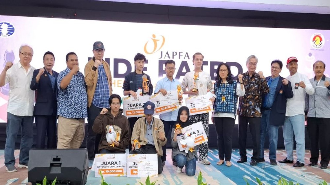 Ketua Dewan Pembina PB Percasi Eka Putra Wirya, Head of Social Investment  PT Japfa Comfeed R. Artsanti Alif dan jajaran pengurus PB Percasi berfoto bersama para pemenang Japfa Fide Rated Chess Tournament 2024/ist