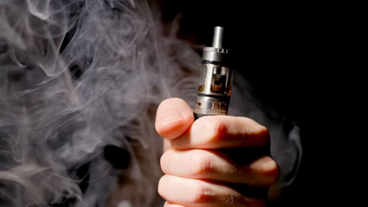 Ilustrasi. Artis berinisial JF diduga terlibat kasus dugaan pengadaan produk farmasi tanpa izin berupa vape mengandung zat etomidate. (Foto: Istimewa via Halodoc)