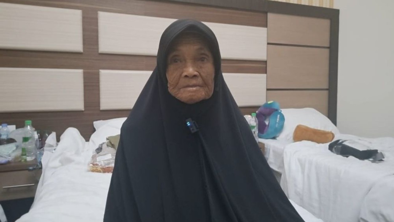 Nenek Sutiah Sunyoto menjadi jemaah haji Indonesia tertua tahun 1446 H/2025 M. (Foto: Istimewa/MCH 2025)