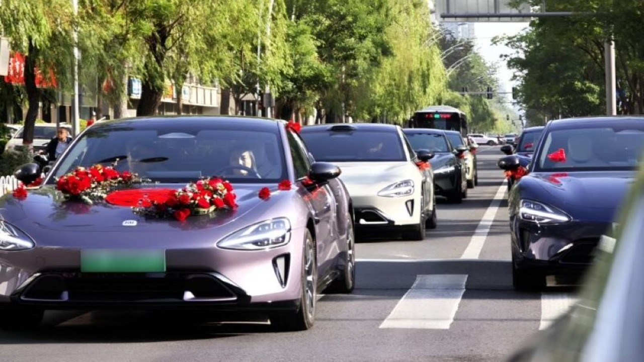 Empat mobil listrik Xiaomi SU7 yang menjadi bagian dari konvoi pernikahan mengalami tabrakan beruntun. (Foto: Istimewa via CarNewsChina)