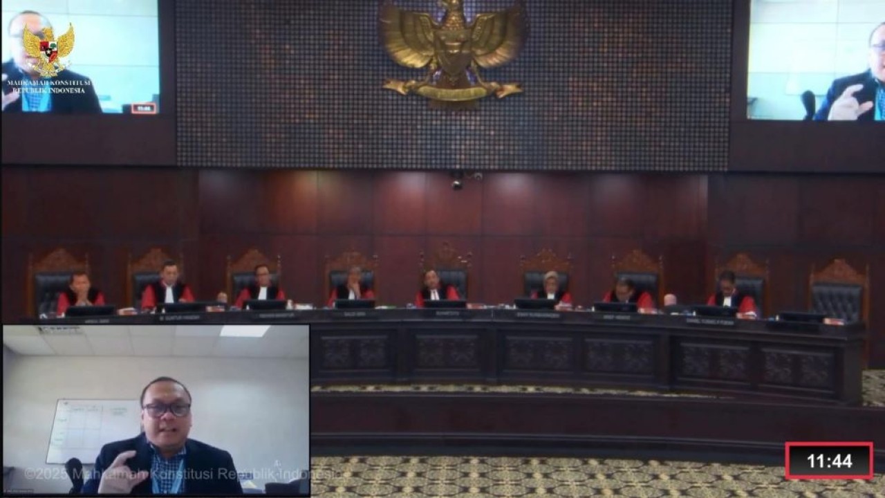 Dekan Fakultas Ekonomi dan Manajemen IPB University, Dr. Irfan Syauqi Beik memberikan keterangan tentang pengelolaan zakat di Mahkamah Konstitusi/Foto: Istimewa
