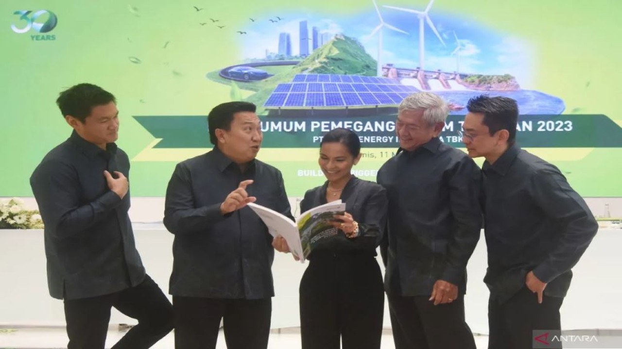 Presiden Direktur PT Adaro Energy Indonesia Tbk (Adaro) Garibaldi Thohir (kedua kiri) berbincang dengan Direktur Michael Soeryadjaya (kiri), Komisaris Arini Subianto (tengah), Presiden Komisaris Adaro Edwin Soeryadjaya (kedua kanan), dan Wakil Presiden Direktur Christian Ariano Rachmat (kanan) usai Rapat Umum Pemegang Saham Tahunan (RUPST) PT Adaro Energy Indonesia Tbk di Jakarta, Kamis (11/5/2023). ANTARA FOTO/Indrianto Eko Suwarso/tom.