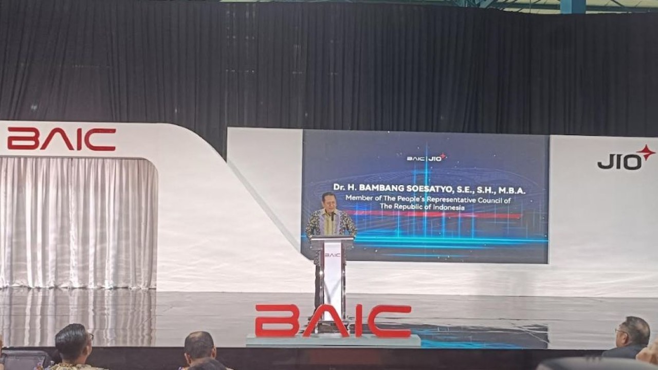 Bambang Soesatyo (Bamsoet) mengapresiasi langkah BAIC yang mulai merakit model BJ40 Plus di Indonesia. (Foto: Adiantoro/NTV)