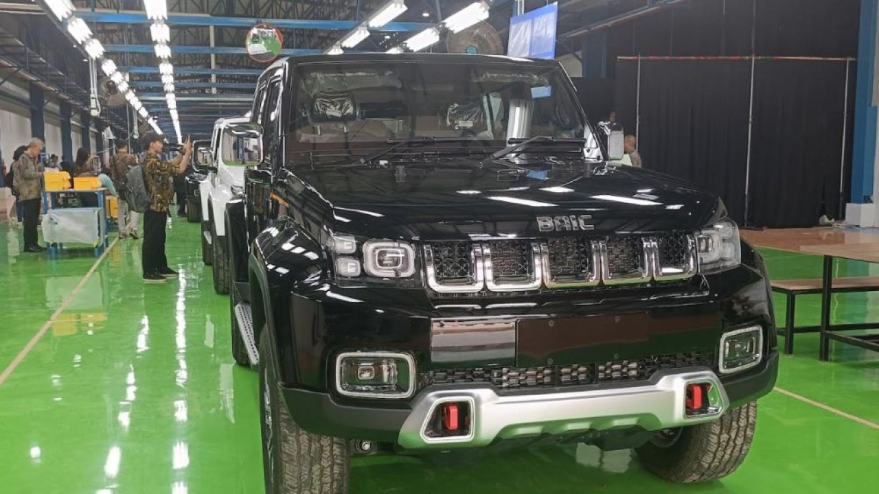 BAIC BJ40 Plus dirakit di fasilitas PT Handal Indonesia Motor (HIM) di Purwakarta, Jawa Barat. (Foto: Adiantoro/NTV)