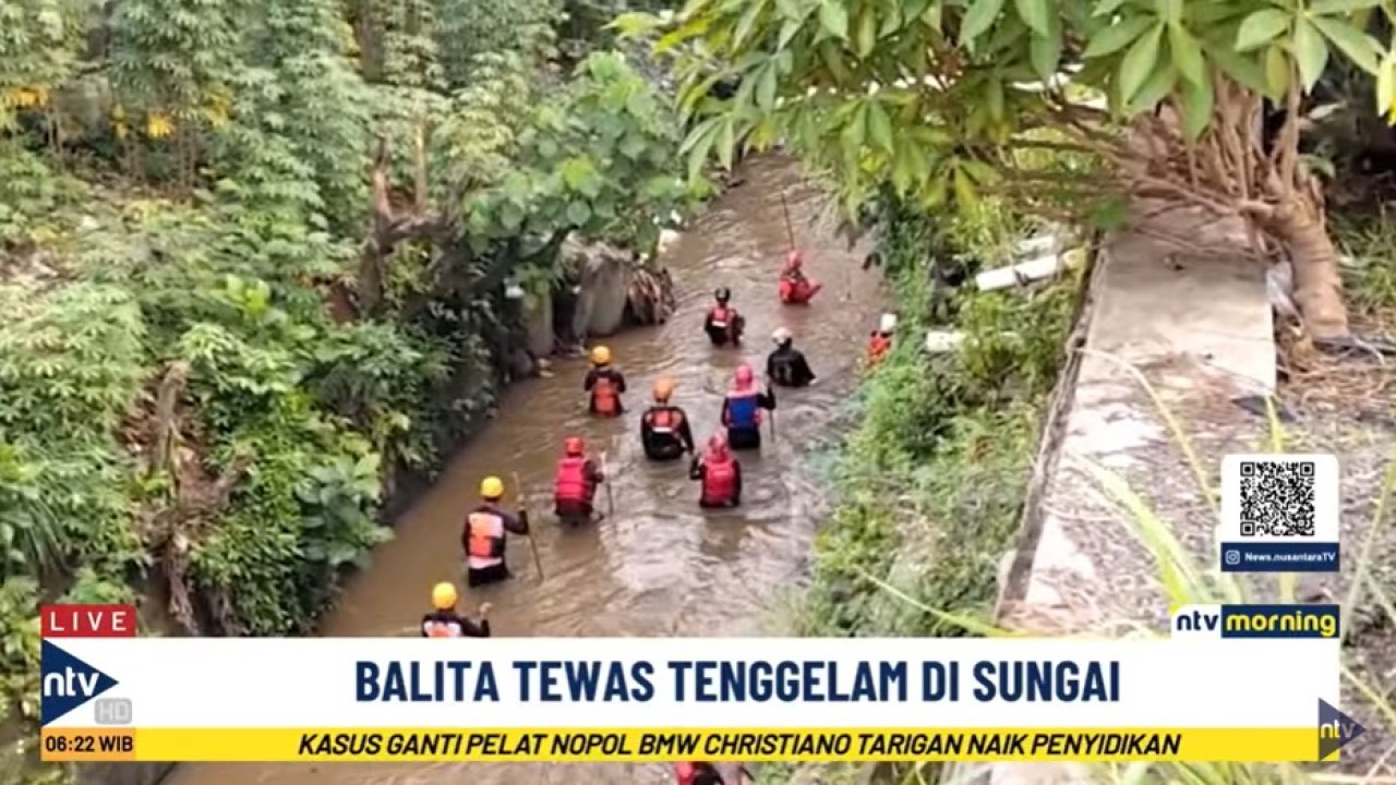 Seorang balita berusia 18 bulan berinisial NAH ditemukan tewas setelah terseret arus Sungai Kalibaru.