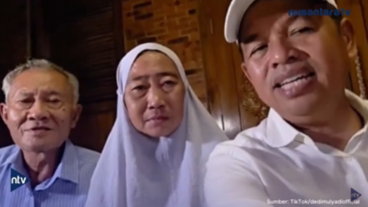 Gubernur Jawa Barat Dedi Mulyadi bersama ibu asal Bekasi yang menjadi korban penganiayaan oleh anak kandungnya