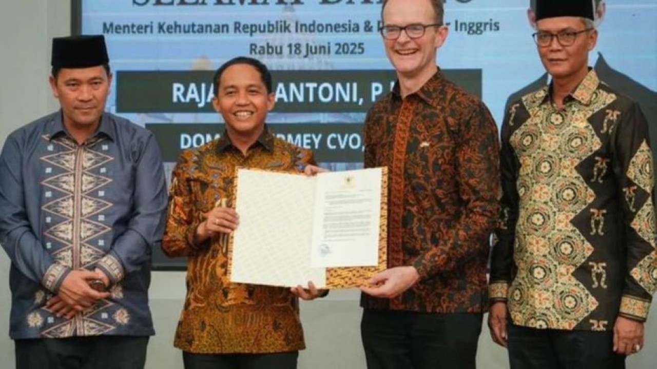 Menhut Raja Juli Antoni dan Duta Besar Inggris untuk Indonesia Dominic Jermey dalam peninjauan ke Konservasi Gajah Peusangan (Peusangan Elephant Conservation Initiative/PECI) di Aceh Tengah, Aceh. (Kemenhut)