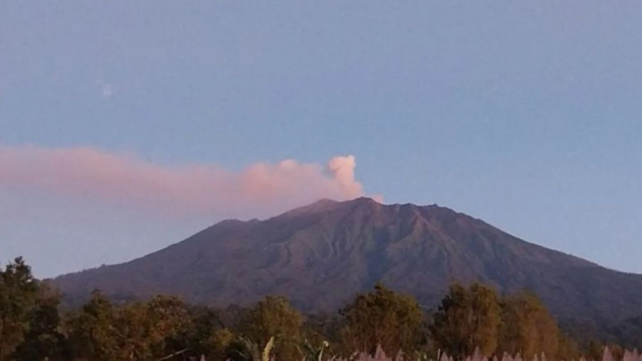 Gunung Raung erupsi dengan letusan setinggi 750 meter di atas puncak pada Sabtu (14/6/2025) pagi. (Foto: ANTARA/HO-PVMBG)
