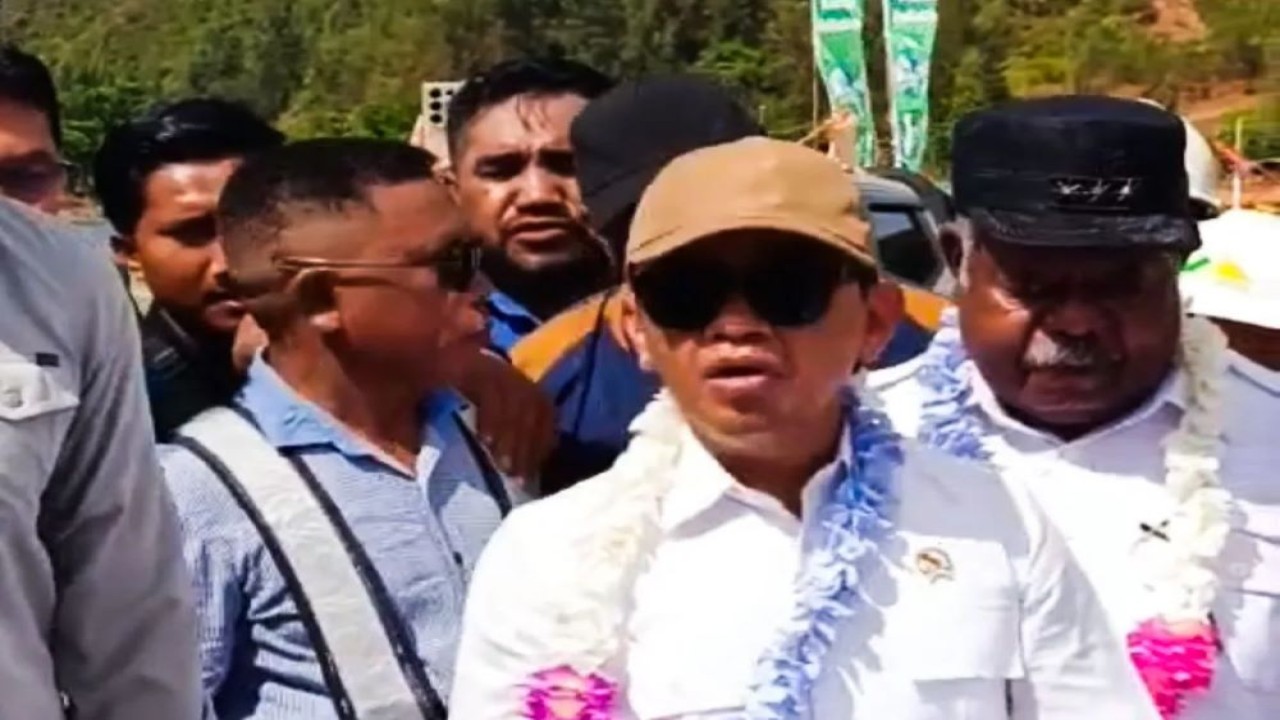 Menteri Energi dan Sumber Daya Mineral (ESDM) Bahlil Lahadalia mengunjungi Pulau Gag, Raja Ampat, Sorong, Papua Barat, Sabtu (7/6/2025). ANTARA/HO