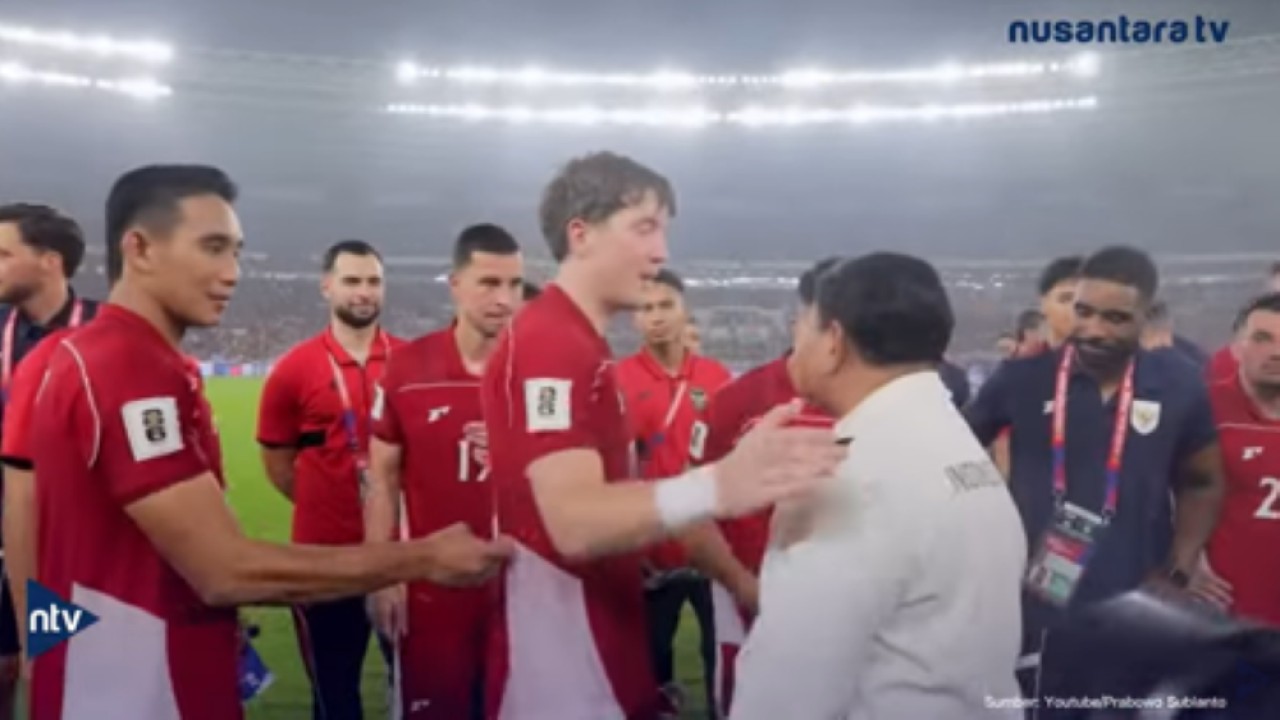 Striker naturalisasi Ole Romeny terekam kamera menepuk bahu Presiden RI Prabowo Subianto dua kali dengan penuh kehangatan.