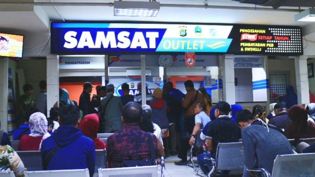 Para pemilik kendaraan membayar pajak kendaraan mereka di Kantor Samsat/ist