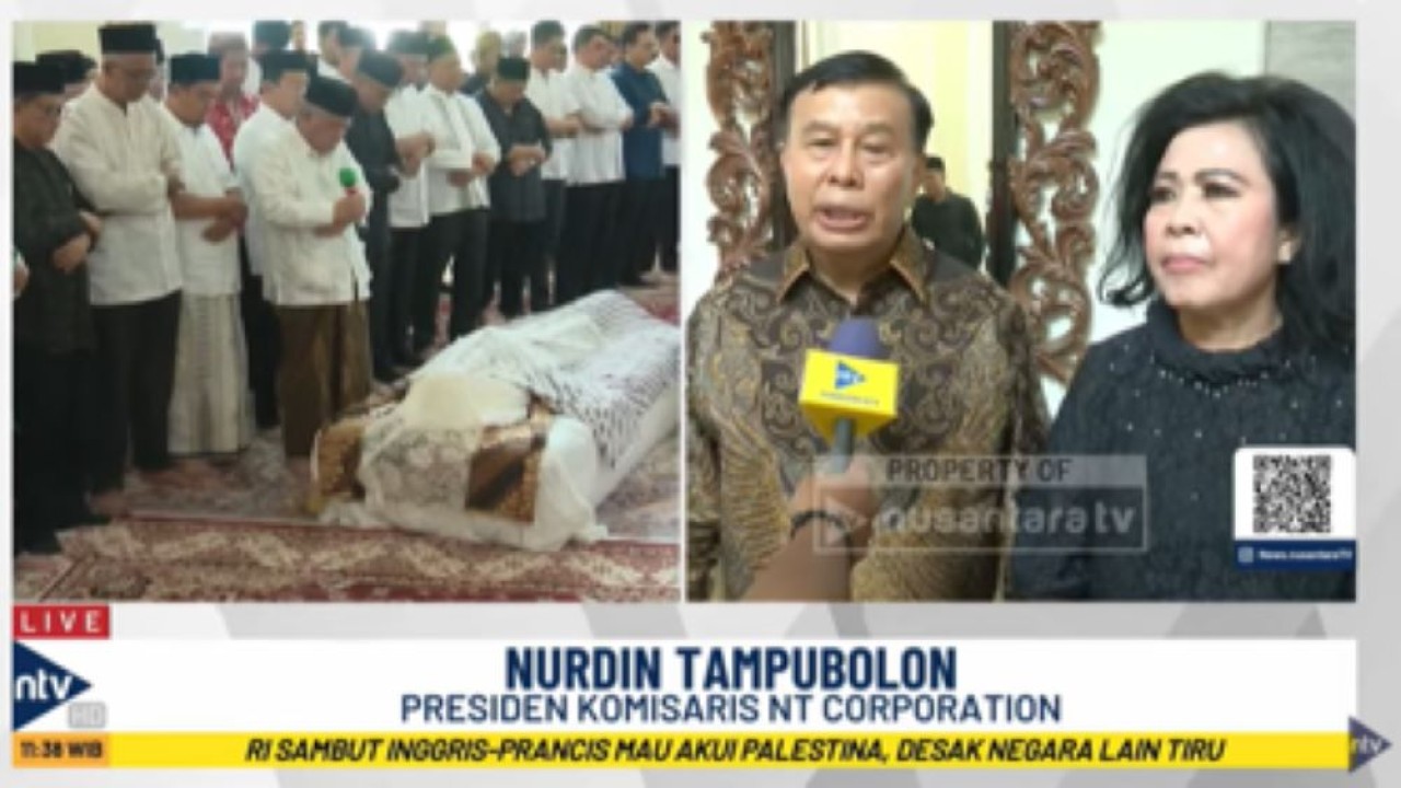 Presiden Komisaris NT Copr Nurdin Tampubolon bersama istri Lince Berliana Tobing melayat ke rumah duka mantan Menteri Agama Suryadharma Ali di Jalan Cipinang Cempedak, Kecamatan Jatinegara, Jakarta Timur