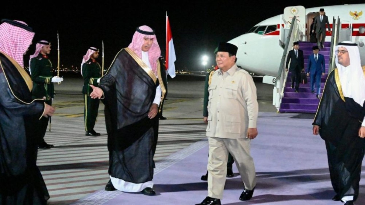Presiden Prabowo Subianto mendarat di Royal Terminal, Bandar Udara Internasional King Abdulaziz, Jeddah, Arab Saudi, pada Selasa, 1 Juli 2025 untuk memulai kunjungan kenegaraan. (Foto: BPMI Setpres/Rusman)