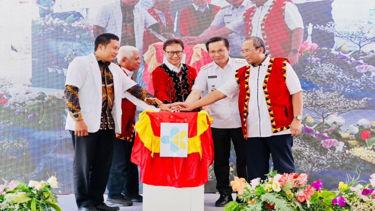 Menteri Kesehatan Budi Gunadi Sadikin melakukan peletakkan batu pertama proyek pembangunan RSUD naik kelas di RSUD Pratama Nias Barat/Foto: Istimewa
