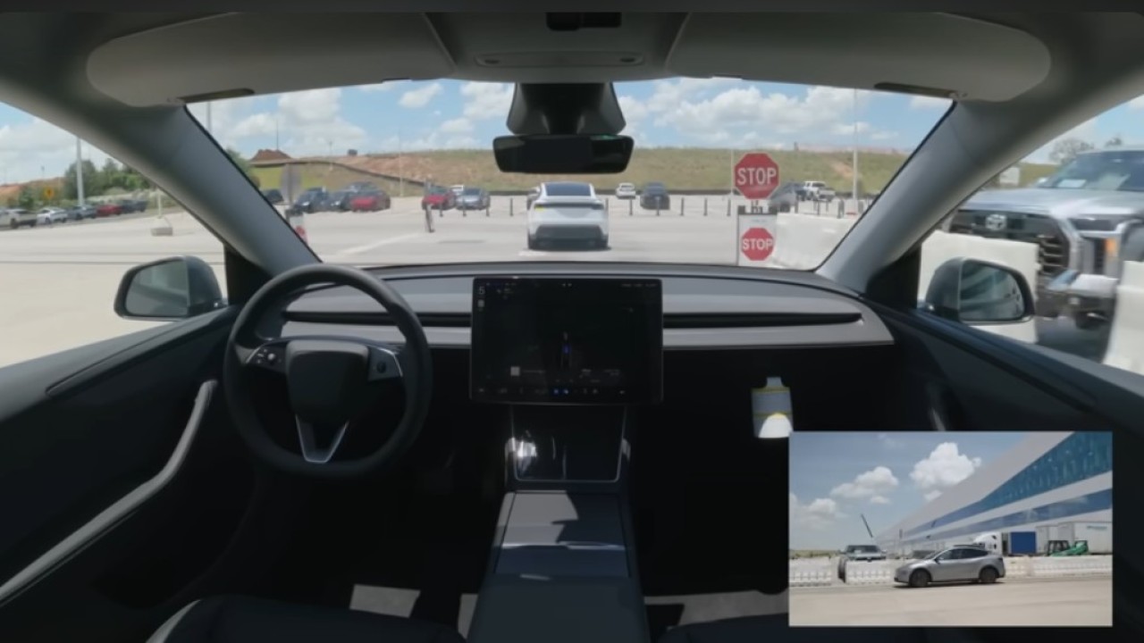 Tesla Model Y melakukan perjalanan sekitar 30 menit dari pabrik Tesla (Gigafactory) di Texas, menuju rumah pemilik barunya, tanpa ada seorang pun di dalamnya. (Foto: Tangkapan layar YouTube Tesla)