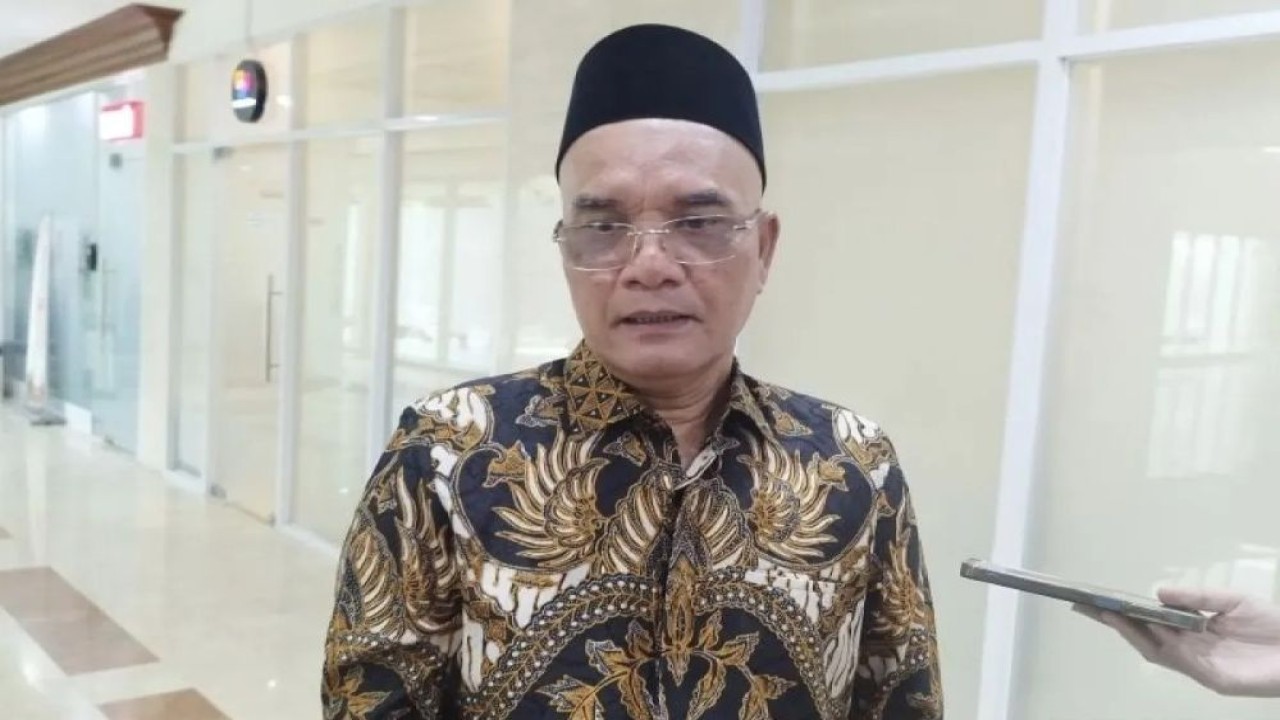 Ketua Komisi VIII DPR RI Marwan Dasopang saat memberi keterangan di kompleks parlemen, Jakarta, Jumat (22/8/2025). (Foto: ANTARA/Bagus Ahmad Rizaldi)