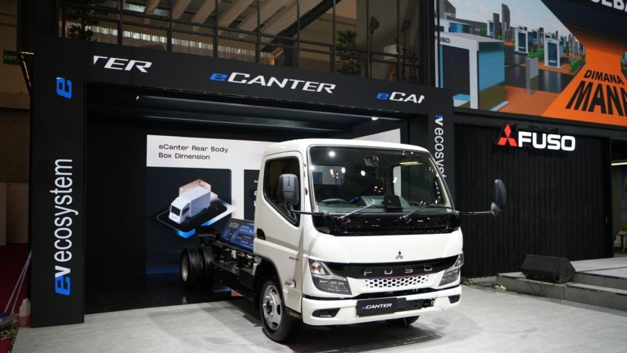 Booth Mitsubishi Fuso dengan desain modern menampilkan berbagai produk unggulan seperti truk listrik eCanter di GIIAS 2025. (Foto: Istimewa)