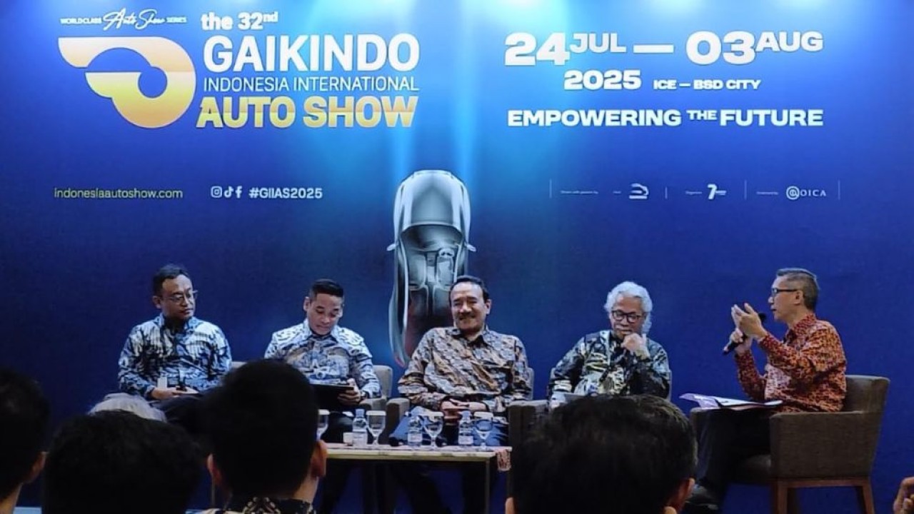 Pakar Otomotif dari ITB Yannes Martinus Pasaribu (tengah) menghadiri Dialog Industri Otomotif Nasional di GIIAS 2025, ICE BSD, Tangerang, Kamis (31/7/2025). (Foto: Adiantoro/NTV)