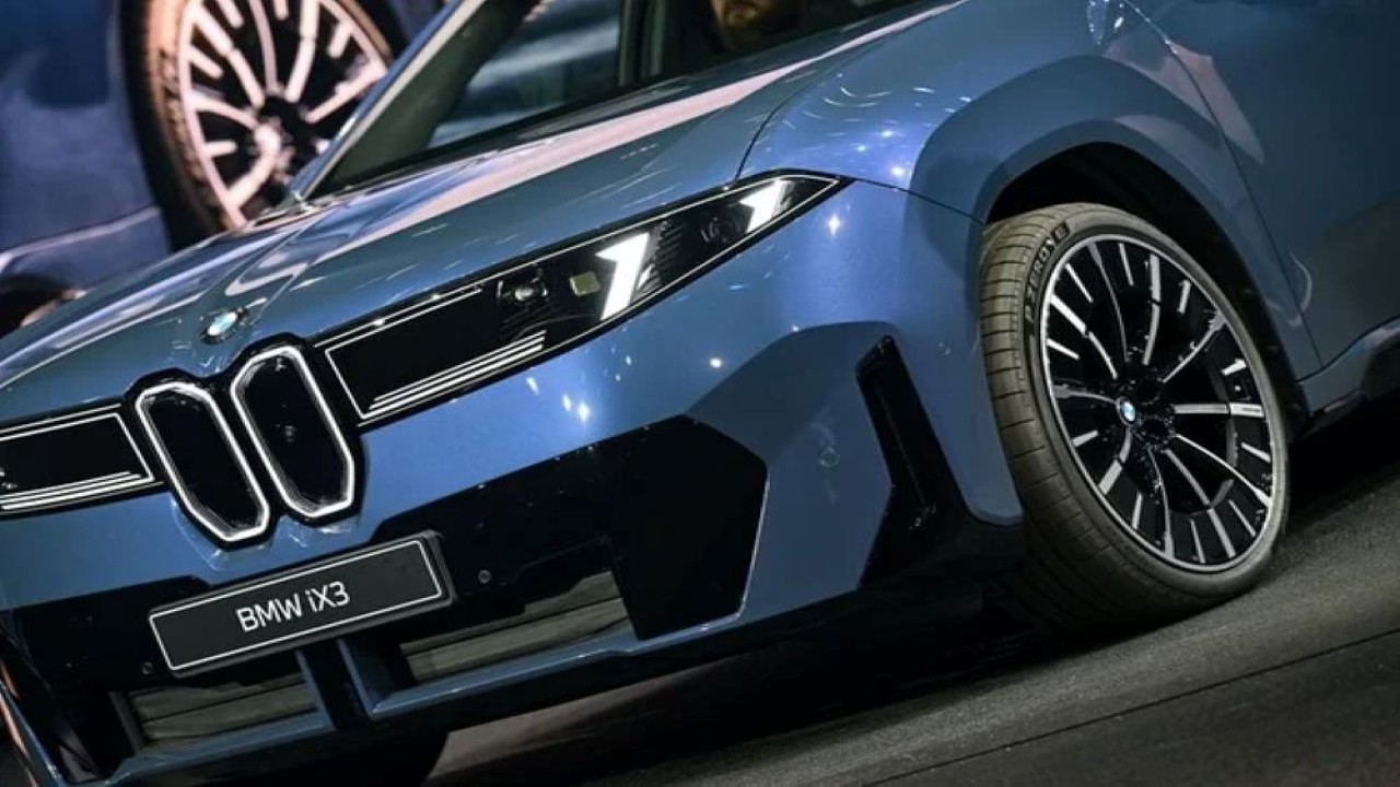 BMW iX3 baru dipamerkan saat peluncuran perdana dunianya menjelang pameran otomotif IAA, di Munich, Jerman, 5 September 2025. (Foto: Dok/Angelika Warmuth/Reuters)