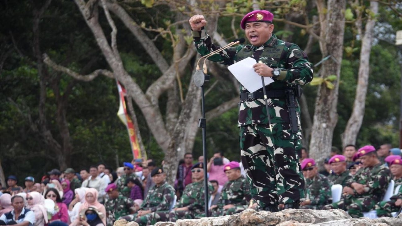 Letnan Jenderal TNI (Mar) Dr. Endi Supardi, S.E., M.M., M.Tr.Opsla., CHRMP., CRMP memimpin langsung upacara pembaretan 527 prajurit muda (peloporwiratama.co.id)