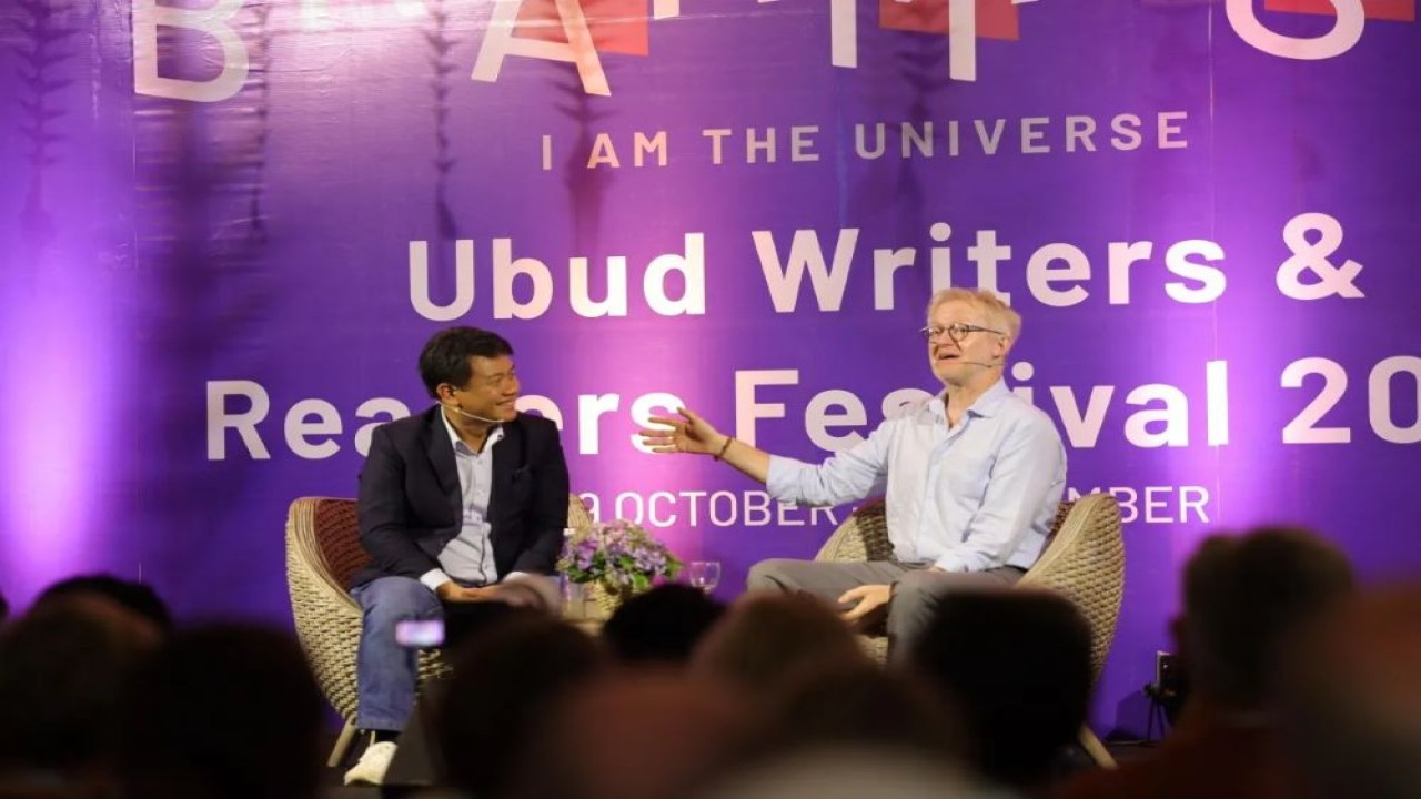 Sejarawan asal Belgia David Van Reybrouck berikan pemaparan dalam forum diskusi di Ubud Writers and Readers Festival (UWRF) 2025 di Taman Baca Ubud. (ANTARA/HO-dokumentasi pribadi)