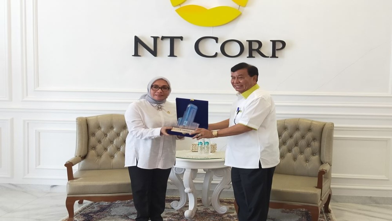 Presiden Komisaris NT Corp Nurdin Tampubolon memberikan cenderamata kepada Menteri PPPA Arifah Fauzi saat berkunjung ke Nusantara TV