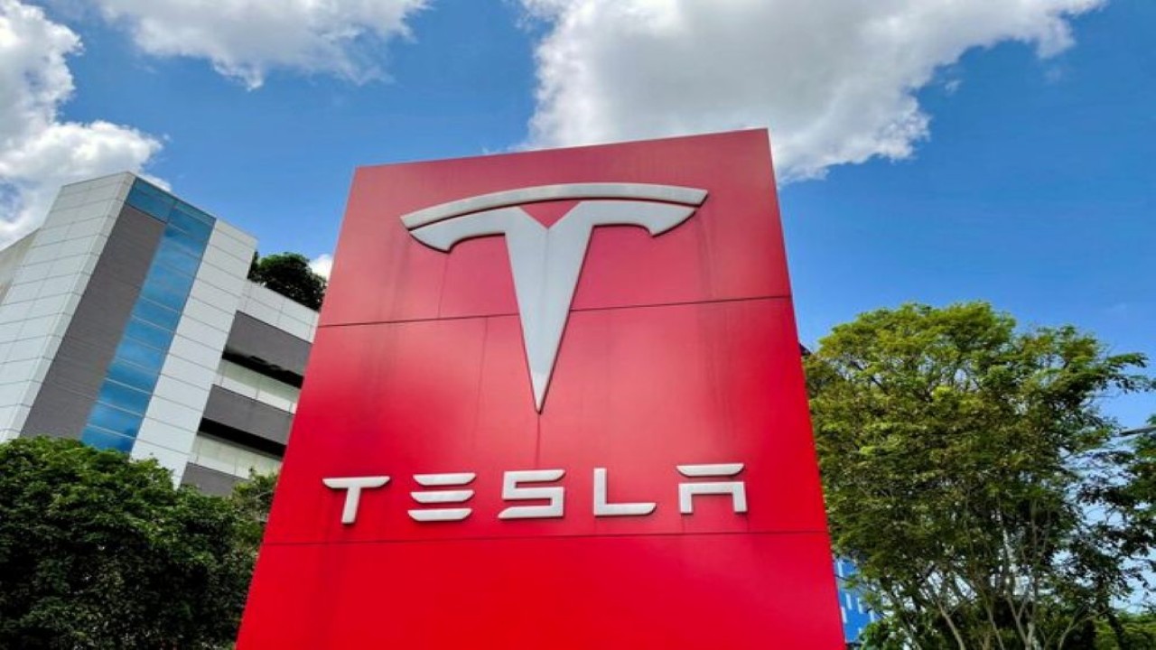 Ilustrasi. Penampakan pusat layanan Tesla di Singapura, 16 Juli 2022. (Foto: Dok/Chen Lin/Reuters)