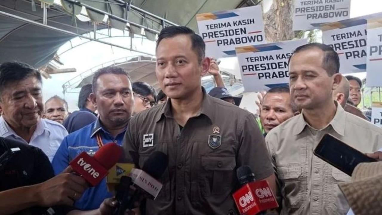 Menteri Koordinator Bidang Infrastruktur dan Pembangunan Kewilayahan Agus Harimurti Yudhoyono memberi keterangan pers terkait rencana pengembangan infrastruktur di Kawasan Transmigrasi Modern (TKM) Ponu, Kabupaten Timor Tengah Utara, NTT, Kamis, 13 November 2025. (Foto: ANTARA/Yoseph Boli Bataona)