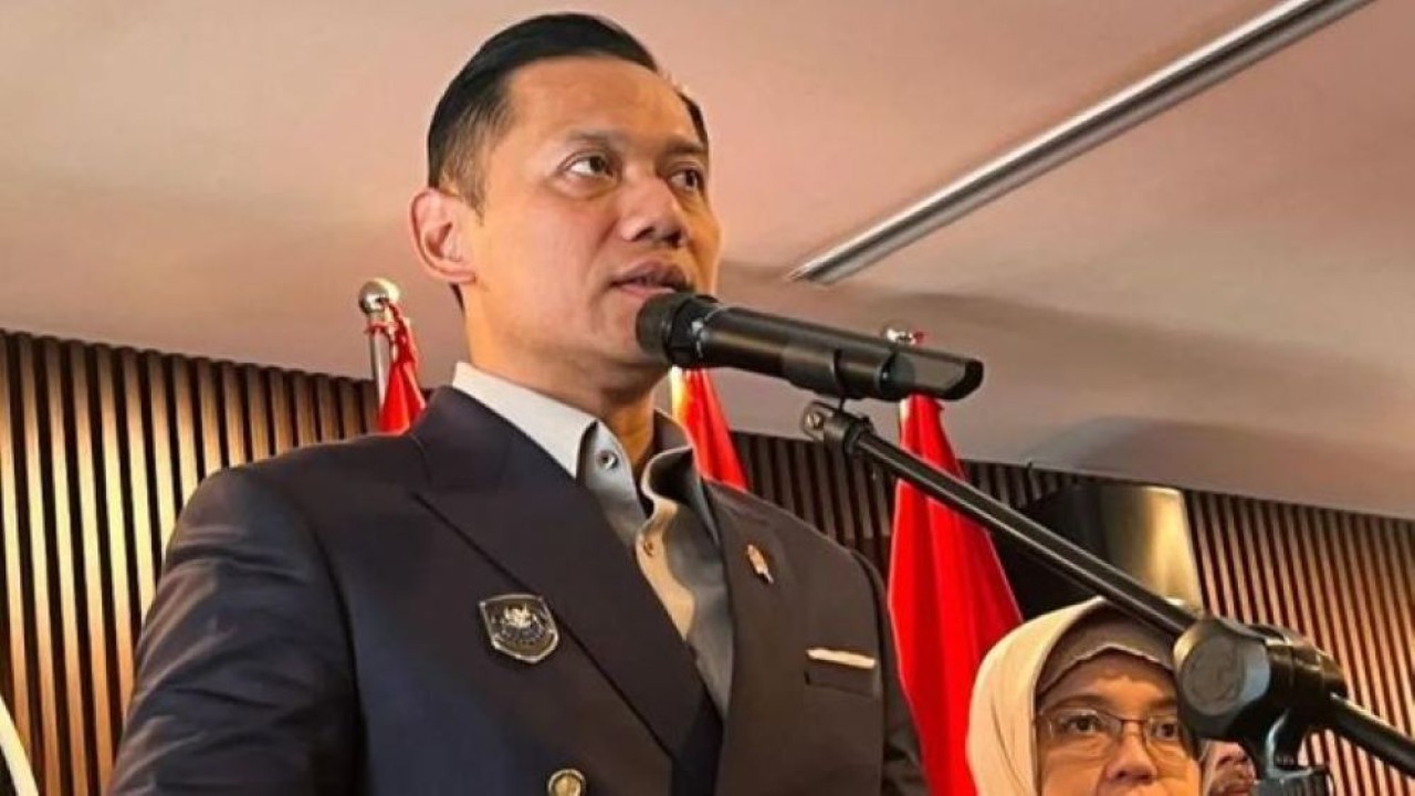 Arsip - Menteri Koordinator Bidang Infrastruktur dan Pembangunan Kewilayahan Agus Harimurti Yudhoyono (AHY) memberi keterangan kepada awak media seusai memimpin Rapat Koordinasi Tingkat Menteri terkait Implementasi Rencana Aksi Nasional Penanganan Kendaraan Lebih Dimensi dan Lebih Muatan atau ODOL di Jakarta, Senin 6 Oktober 2025. ANTARA/Harianto (Antara)