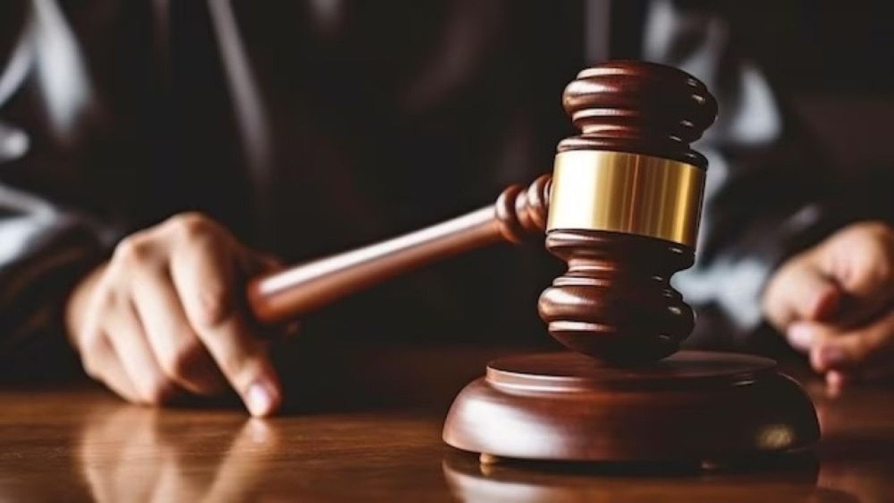 Ilustrasi. Ketuk palu hakim. (Foto freepik.com)