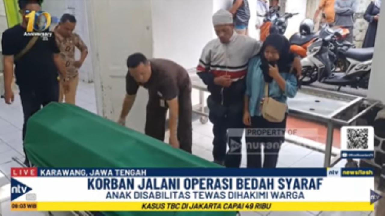 Keluarga korban menangis histeris di depan keranda jenazah korban